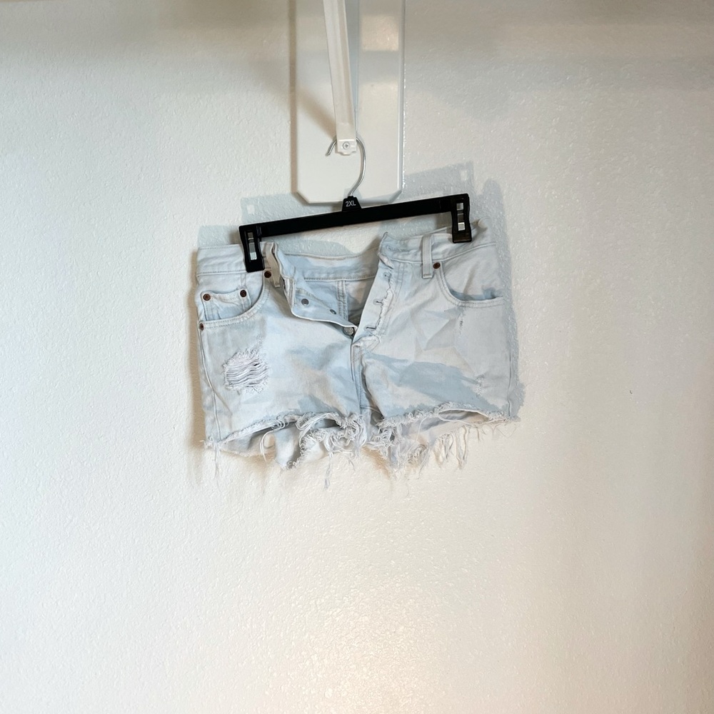 White Levi Brand shorts with pockets and button up waist.